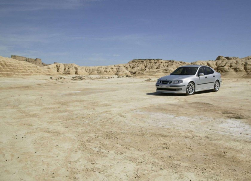 Автомобиль в пустыне