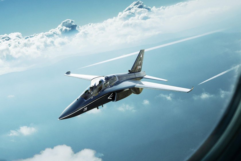 Учебно-тренировочный реактивный самолет