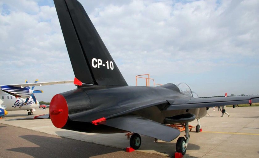 Ср-10 учебно-тренировочный реактивный самолет