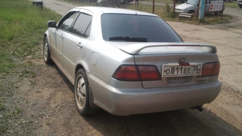 Исузу Аска 1998