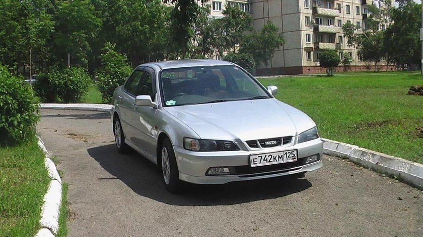 Исузу Аска 2001