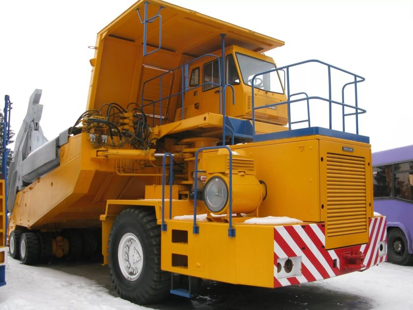 Белаз сочлененный самосвал 7528