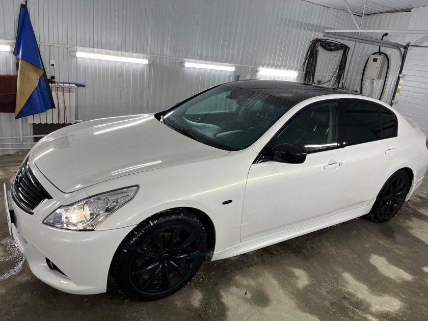 Белая инфинити