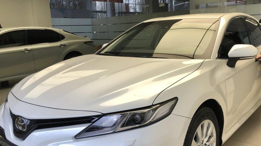 Тойота Камри 70 белый перламутр