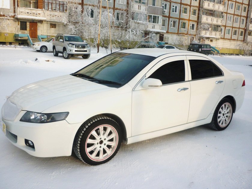 Хонда Аккорд 7 в белом цвете