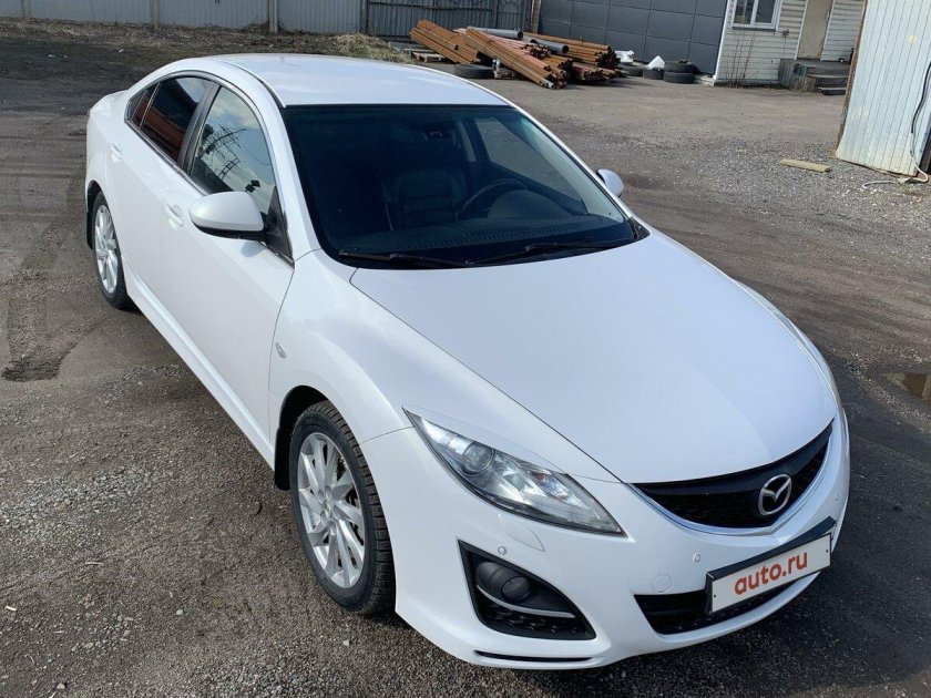 Белая мазда 6