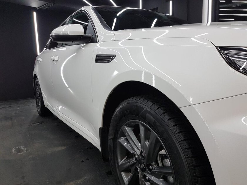 Белая киа оптима