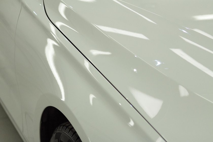 Бело серебристый цвет авто