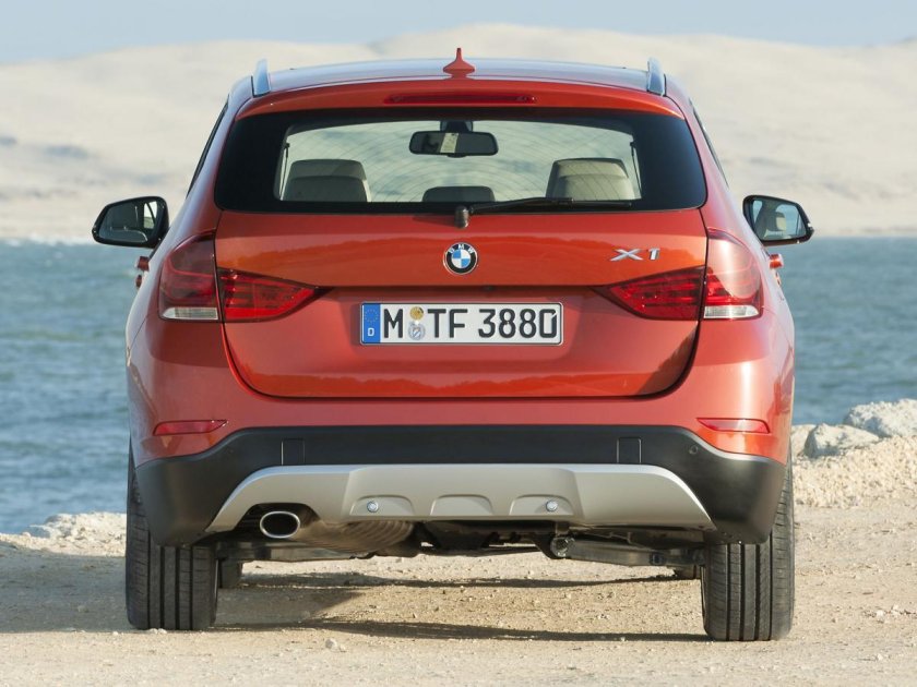 БМВ x1 сзади