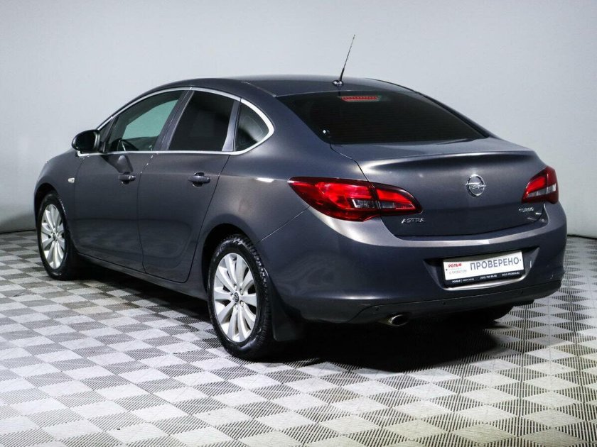 Серый опель астра