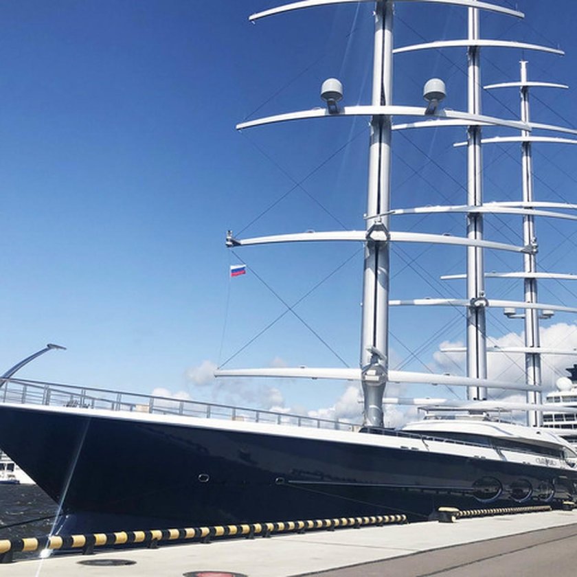 Парусная яхта черная Жемчужина