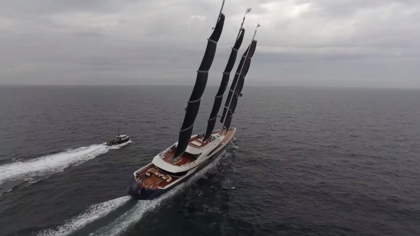 Яхта Олега Бурлакова черная Жемчужина