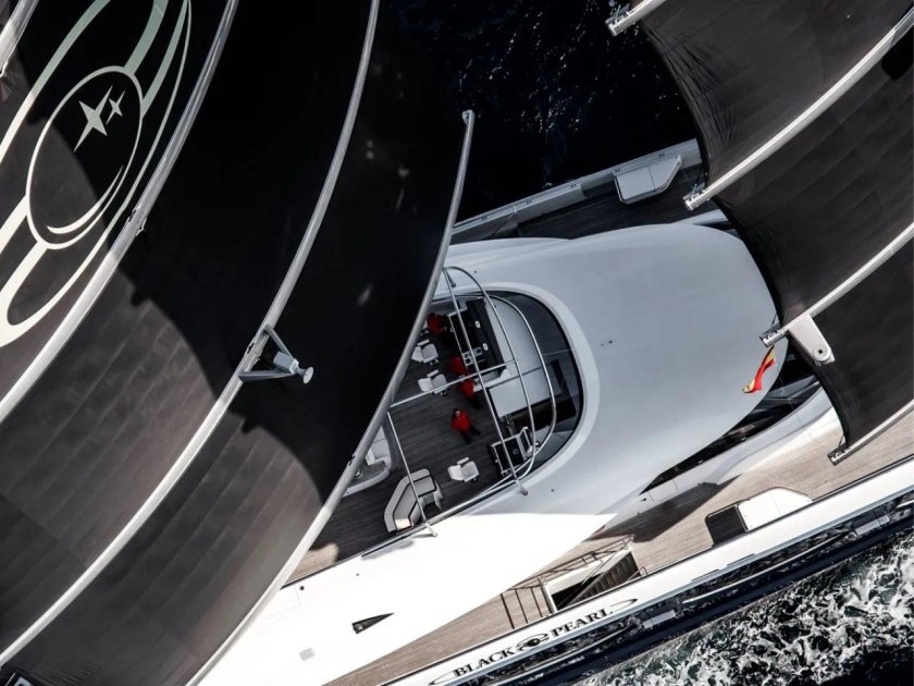 Яхта Олега Бурлакова черная Жемчужина