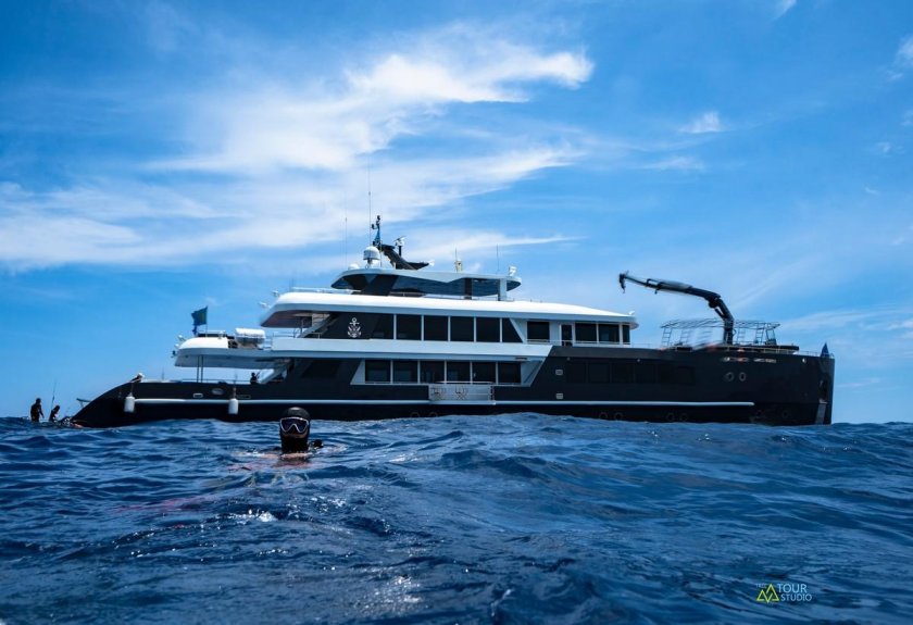 Яхта черная Жемчужина Black Pearl