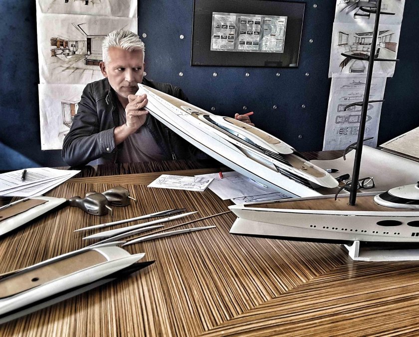 Олег Бурлаков яхта черная Жемчужина