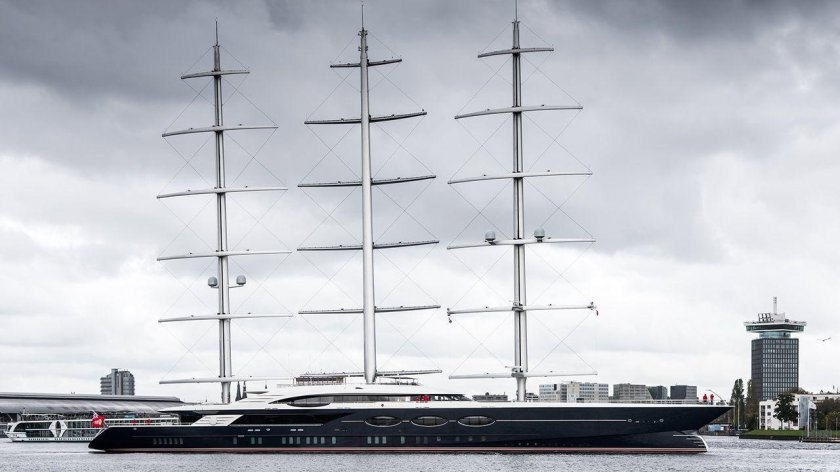 Парусная яхта черная Жемчужина