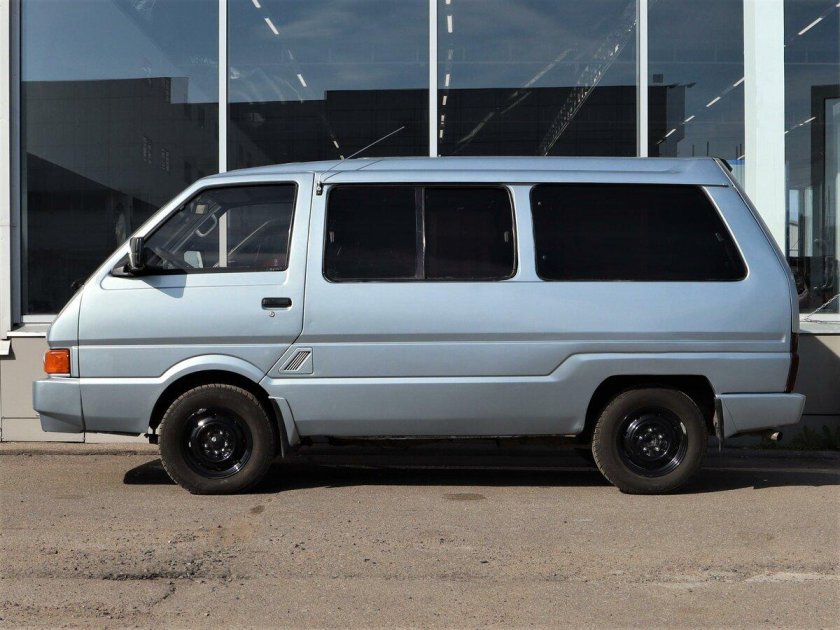 Микроавтобус ниссан