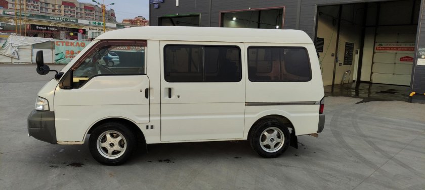 Мазда бонго микроавтобус розовый