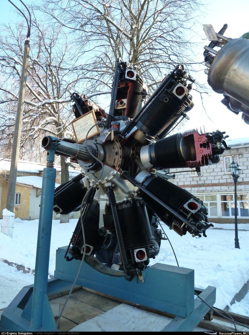 Авиадвигатель м-22