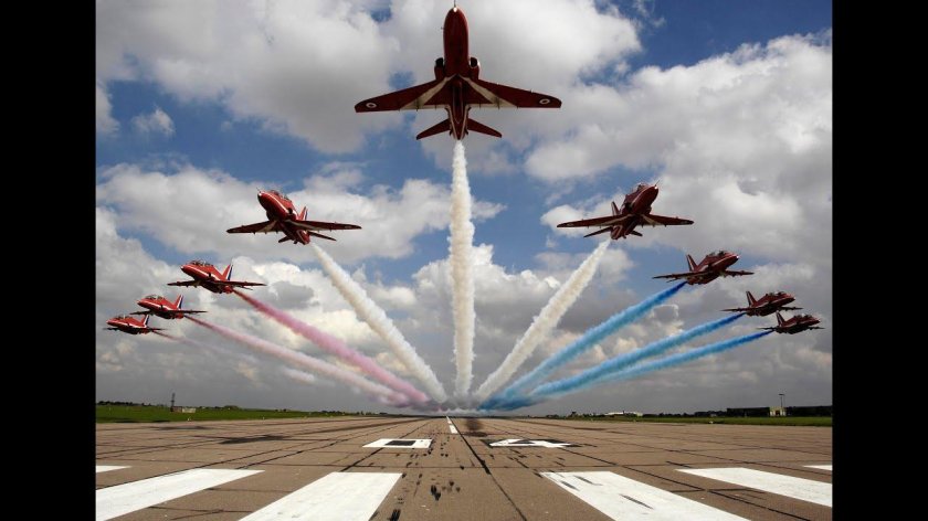 Red arrows пилотажная группа