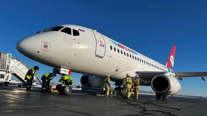 Суперджет 100 самолет