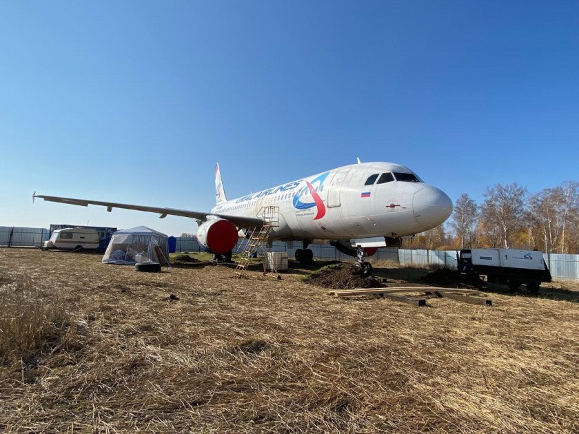 Самолет в поле Новосибирск