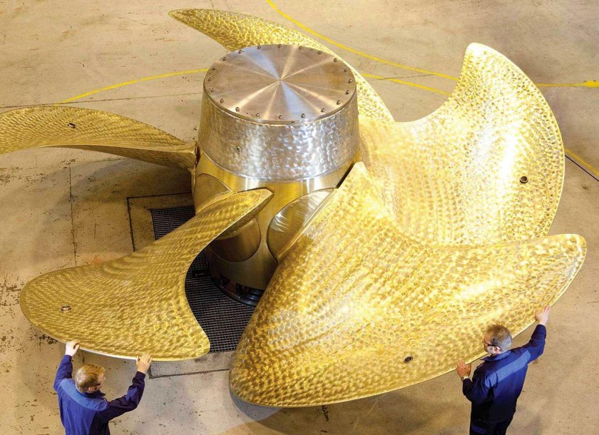 Огромный гребной винт