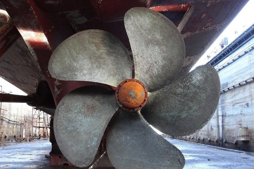 Гребной винт спереди корабля