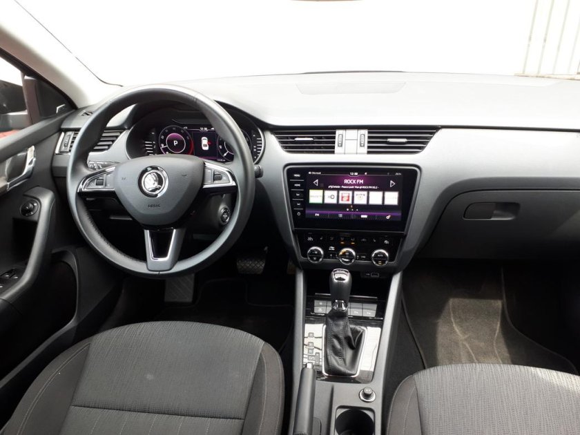 Что лучше Шкода Октавия или Тойота Авенсис