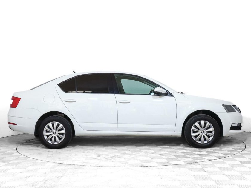 Skoda Octavia a5 сбоку
