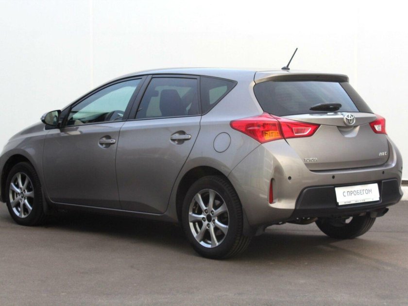 Тойота аурис 2013