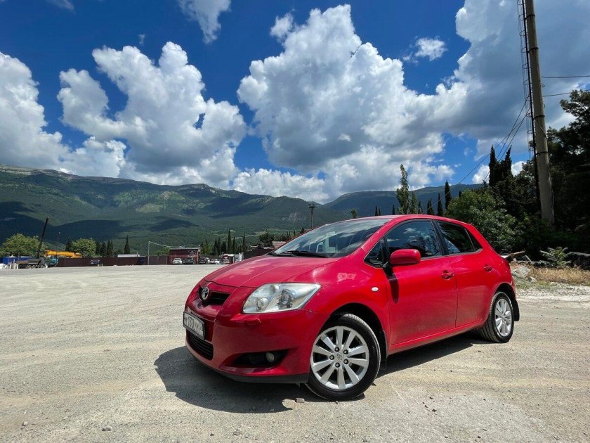 Тойота аурис 2008 красная