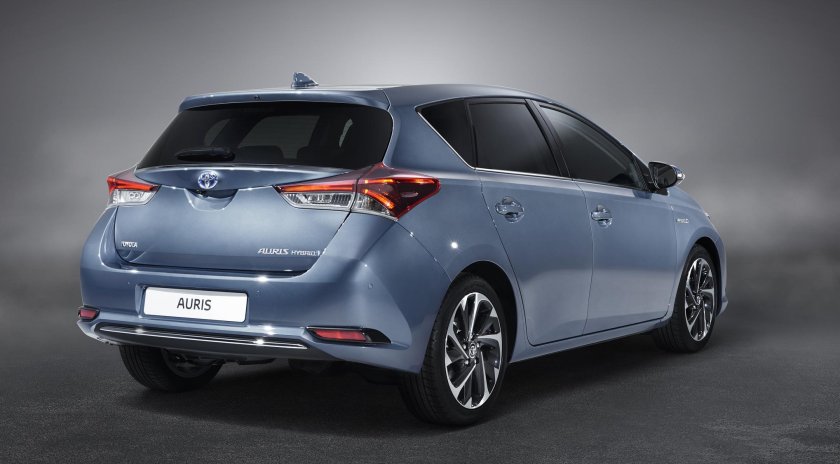 Тойота аурис гибрид 2015