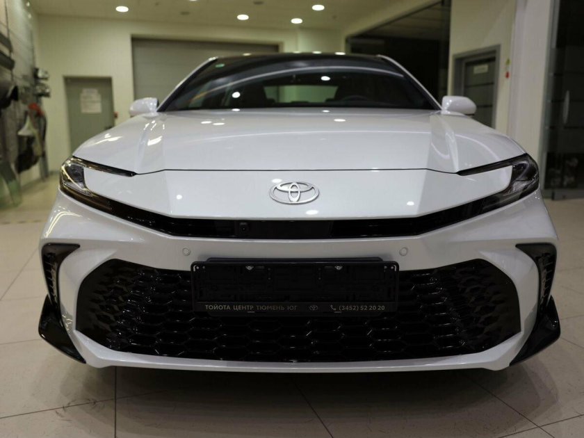 Белая тойота камри