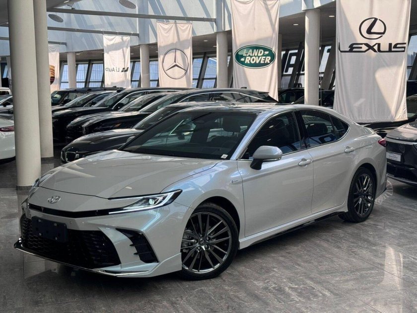 Серая тойота камри