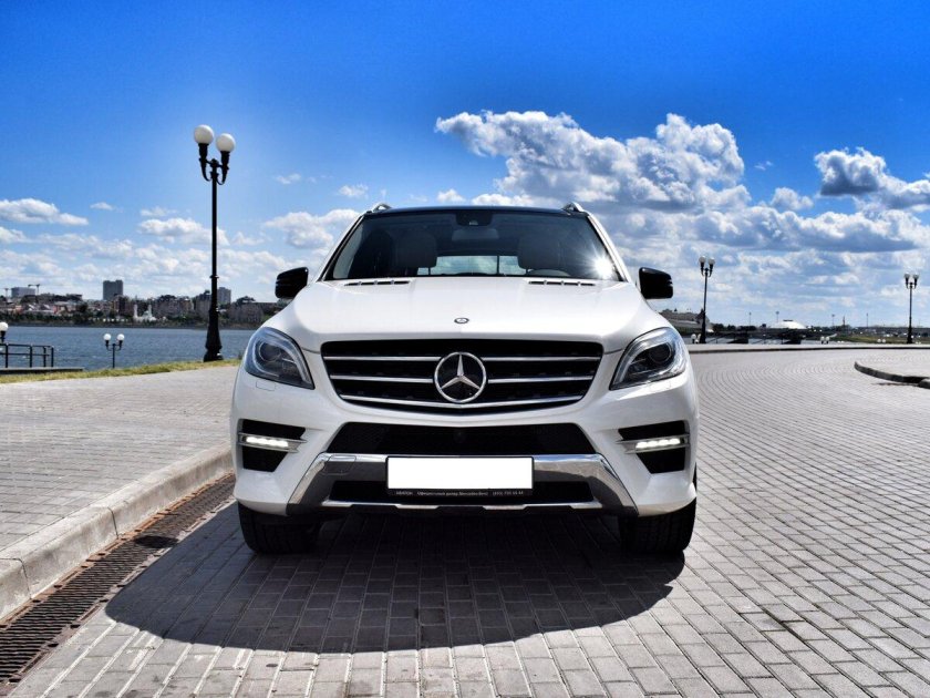 Белый Мерседес внедорожник