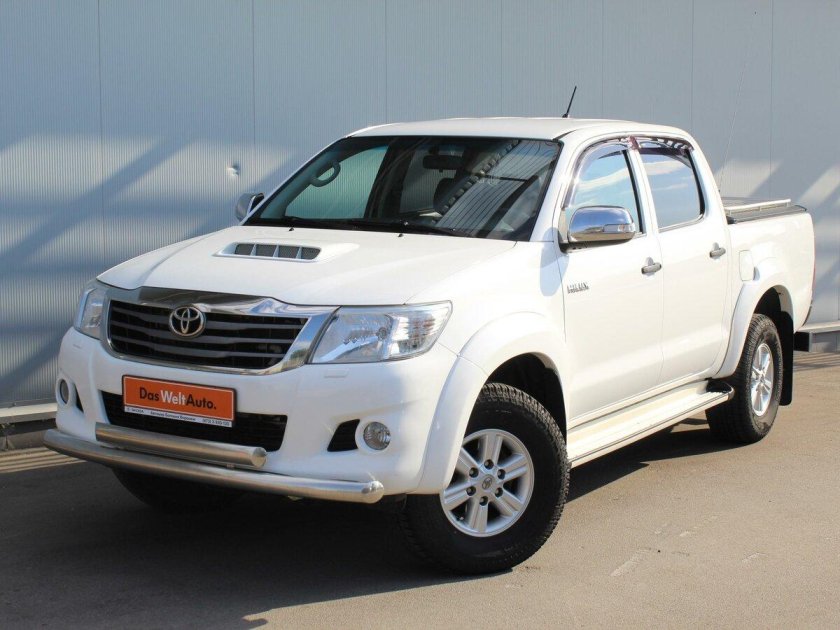 Toyota Hilux белый