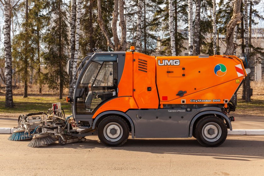 Коммунальная машина UMG км-2000