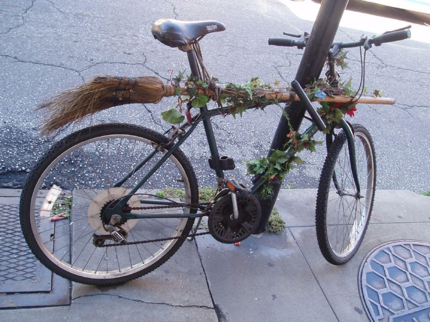 Велосипед с метлой