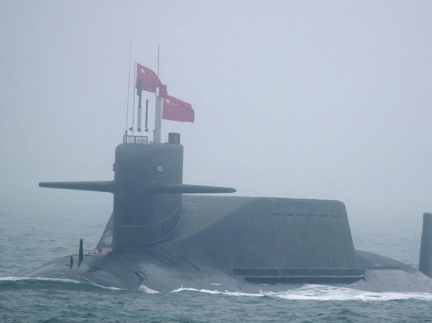 Подводная лодка в море