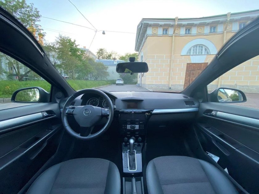 Opel Astra GTC 2010 панорамная крыша