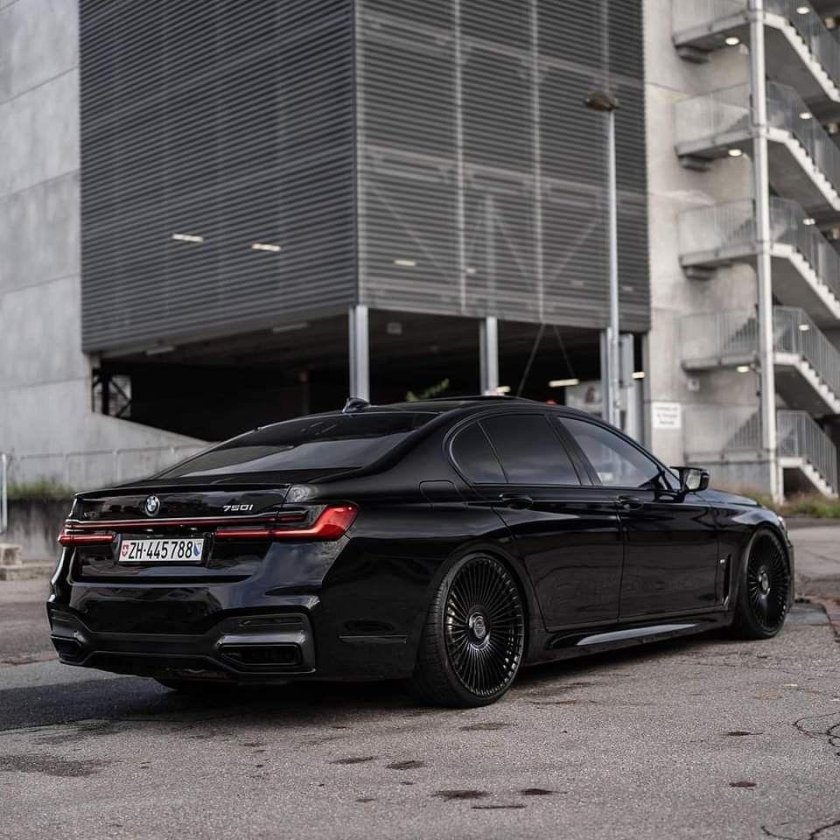 БМВ 760 2023