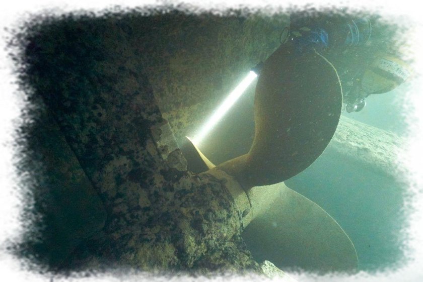 Подводная лодка под водой