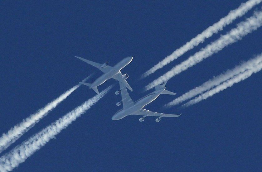 Два самолета в небе