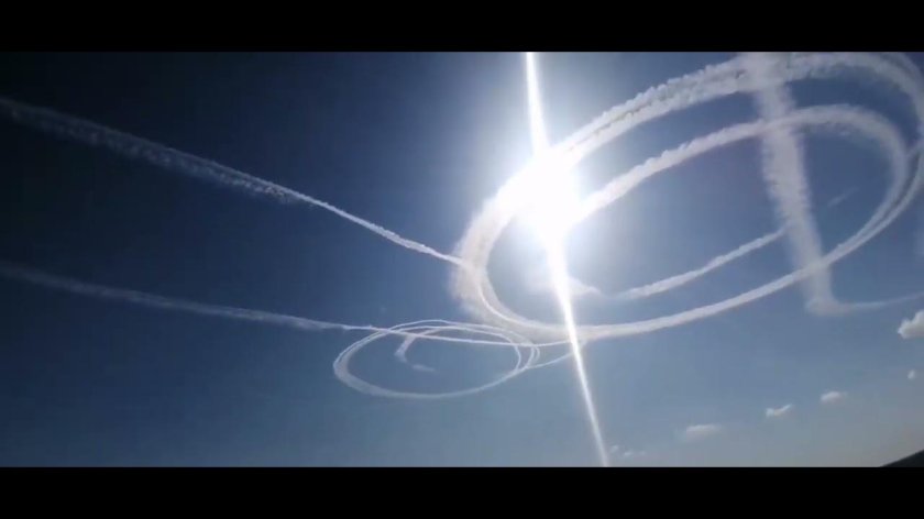 След самолета в небе