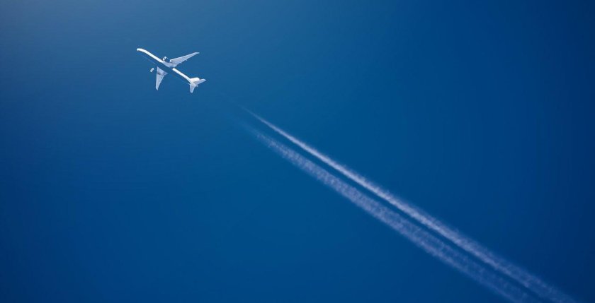 Самолет в небе