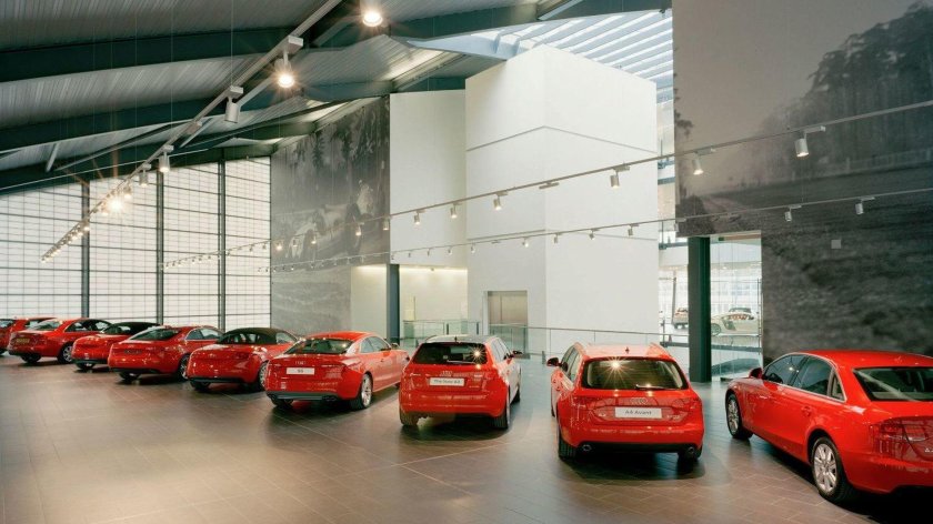 Авто в автосалоне