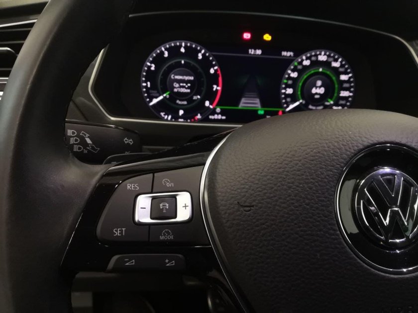 Кнопки адаптивного круиз контроля BMW F