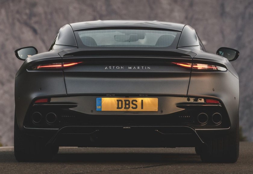 Астон Мартин ДБС 2021