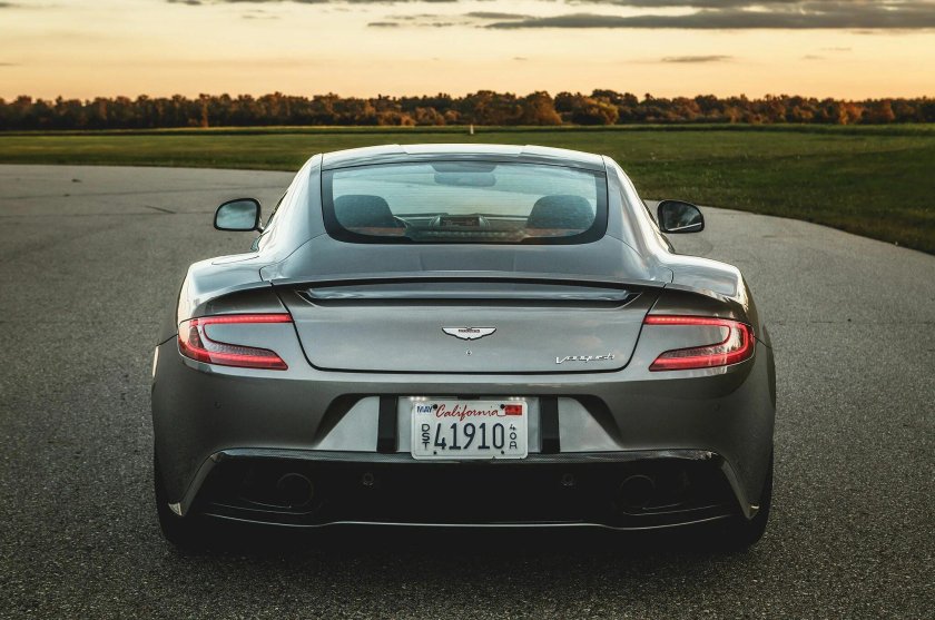 Астон Мартин сзади